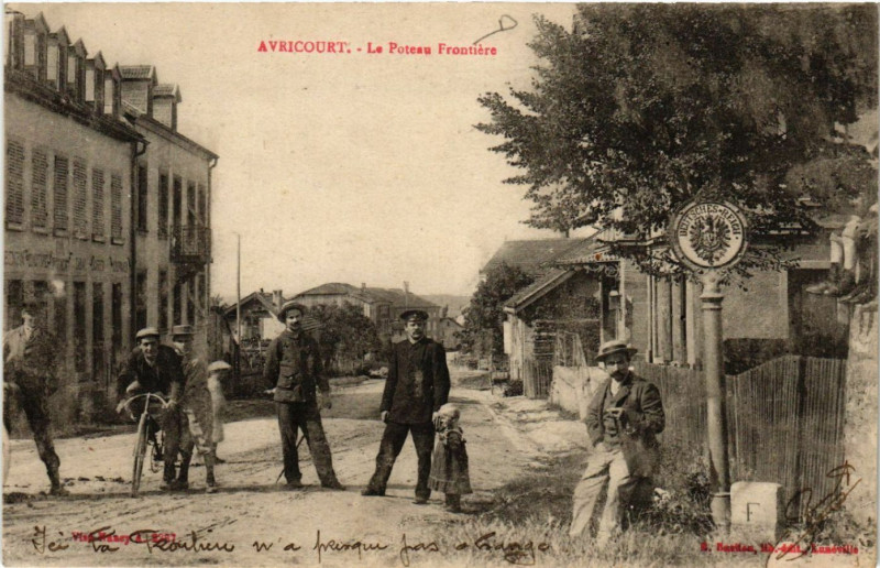 Carte postale ancienne Avricourt - Le Poteau frontiere à Avricourt