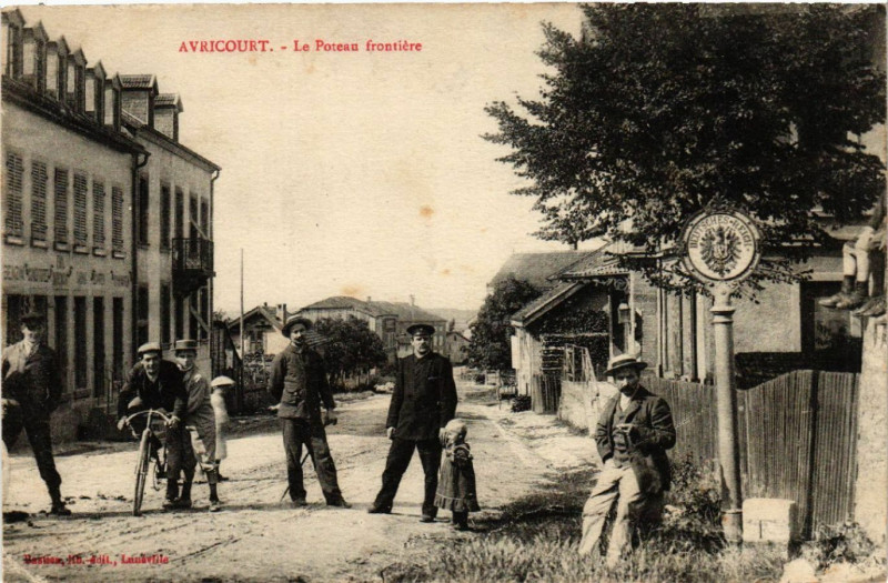 Carte postale ancienne Avricourt - Le Poteau frontiere à Avricourt