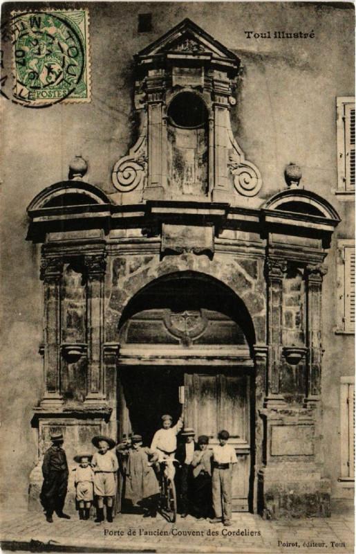 Carte postale ancienne Toul - Porte de l'ancien Couvent des Cordeliers à Toul