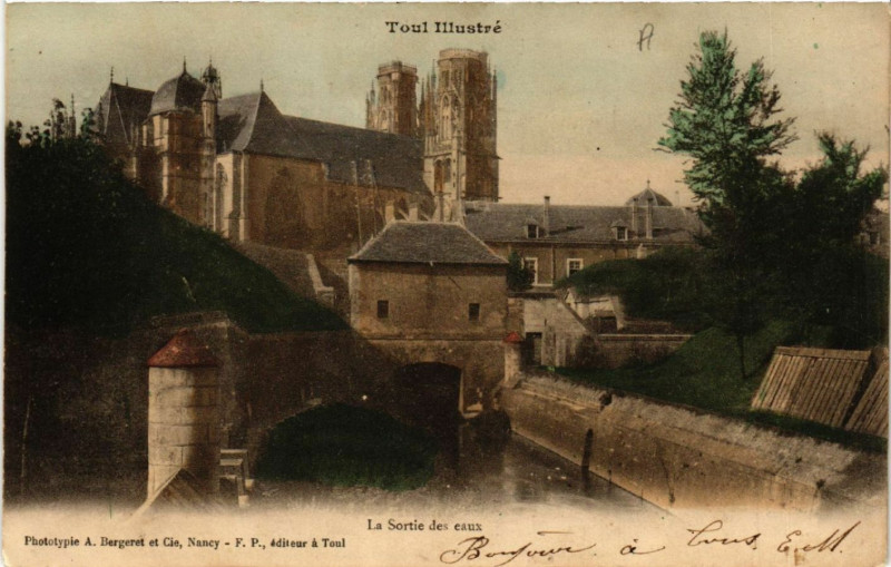 Carte postale ancienne Toul - La Sortie des eaux à Toul