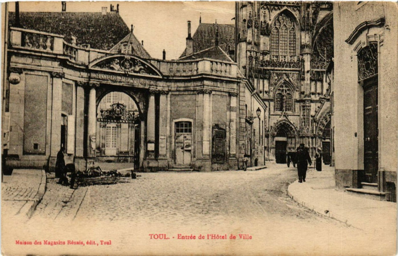 Carte postale ancienne Toul - Entrée de l'Hotel de Ville à Toul