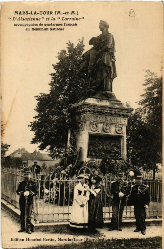 Carte postale ancienne Mars-la-Tour - L'Alsacienne et la Lorraine - Gendarmes au Monument à Mars-la-Tour