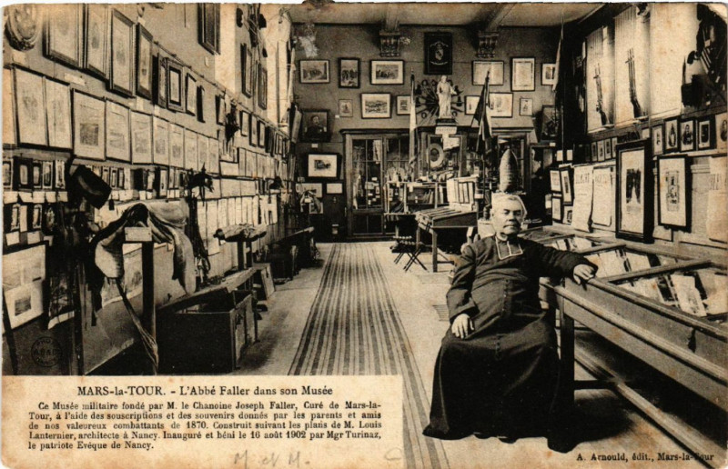Carte postale ancienne Mars-la-Tour - L'Abbé Faller dans son Musée à Mars-la-Tour