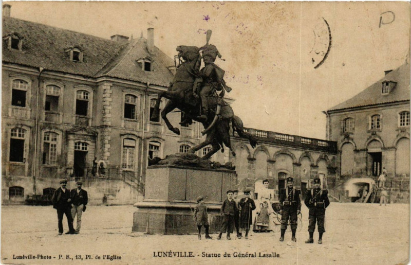 Carte postale ancienne Luneville - Lunéville - Statue de General Lasalle à Lunéville