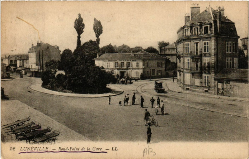 Carte postale ancienne Luneville - Lunéville - Rond-Point de la Gare à Lunéville