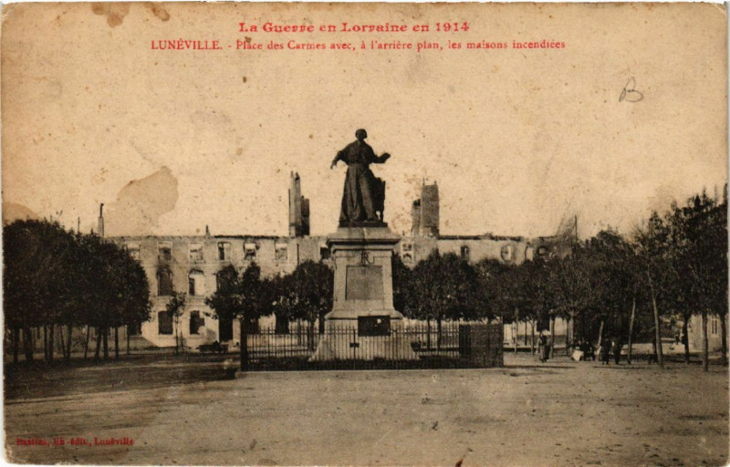 Carte postale ancienne Luneville - Lunéville - Place des Carmes avec - á l'arriere plan à Lunéville