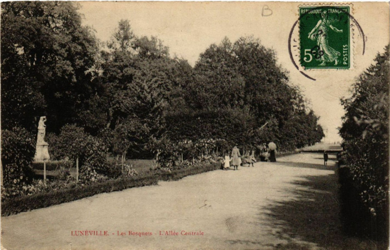 Carte postale ancienne Luneville - Lunéville - Les Bosquets - L'Allée Centrale à Lunéville