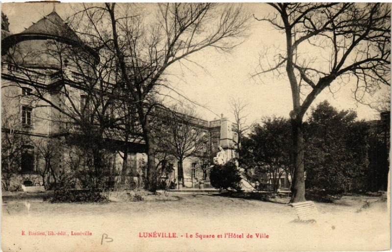 Carte postale ancienne Luneville - Lunéville - Le Square et l'Hotel de Ville à Lunéville