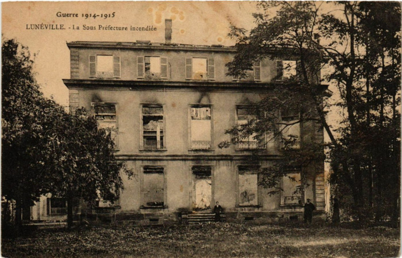 Carte postale ancienne Luneville - Lunéville - La Sous Préfecture incendiée à Lunéville
