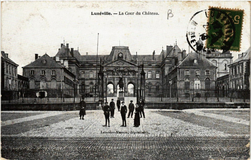 Carte postale ancienne Luneville - Lunéville - La Cour du Chateau à Lunéville