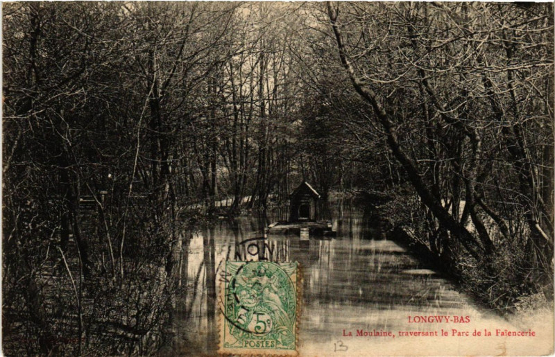 Carte postale ancienne Longwy-Bas - La Moulaine - traversant le Parc de la Faiencerie à Longwy