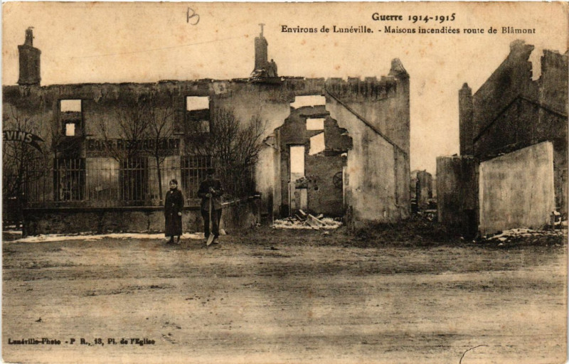 Carte postale ancienne Environs de Lunéville - Maisons incendiées route de Blamont à Lunéville