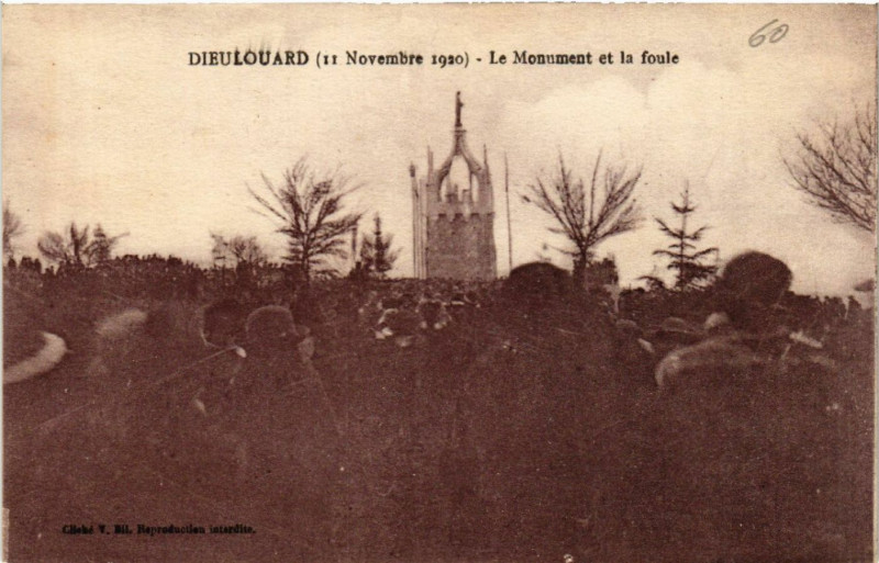 Carte postale ancienne Dieulouard - Le Monument et la foule - 1920 à Dieulouard