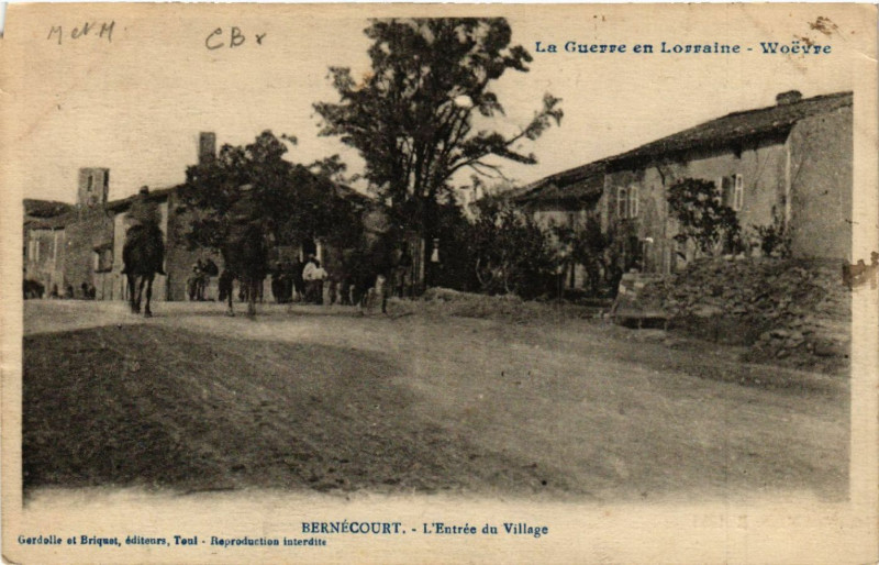 Carte postale ancienne Bernecourt - Bernécourt - L'Entrée du Village à Bernécourt