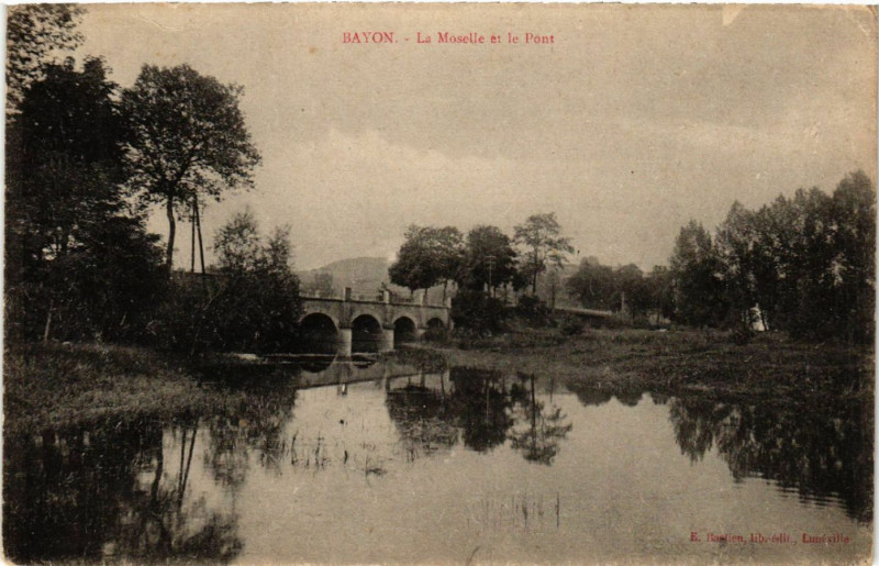 Carte postale ancienne Bayon - La Moselle et le Pont à Bayon