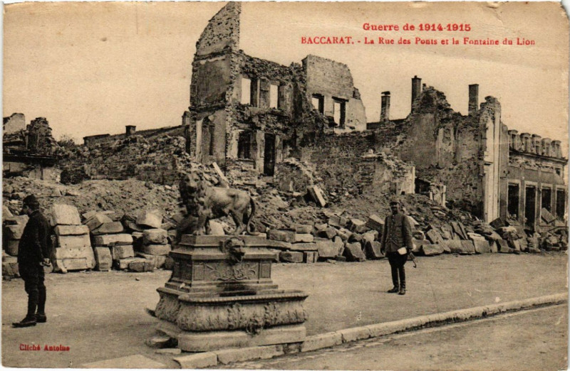 Carte postale ancienne Baccarat - La Rue des Ponts et la Fontaine du Lion à Baccarat