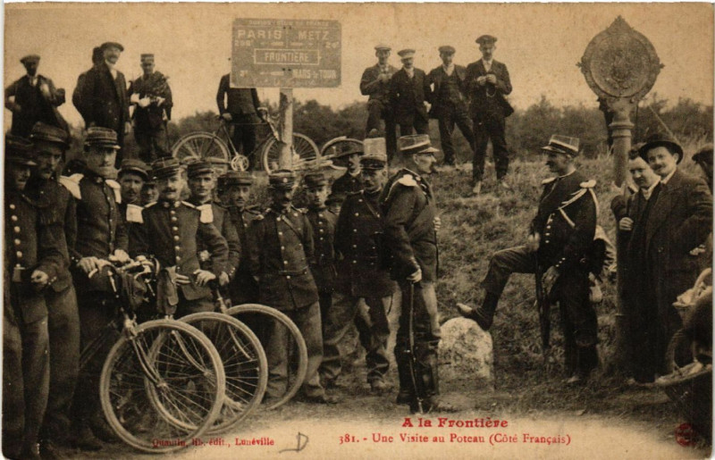 Carte postale ancienne A la Frontiere - Une Visite au Poteau - Cote Francais