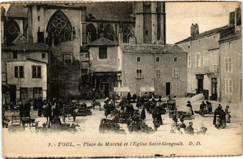 Carte postale ancienne Toul - Place du Marché et l'Eglise Saint-Gengoult à Toul