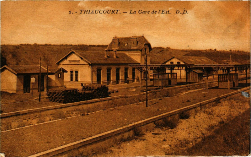 Carte postale ancienne Thiaucourt - La Gare de l'Est