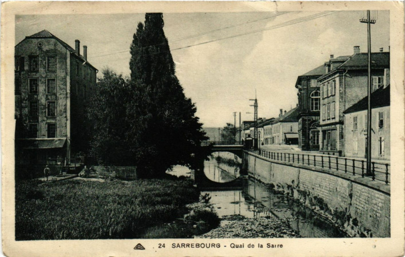 Carte postale ancienne Sarrebourg - Quai de la Sarre