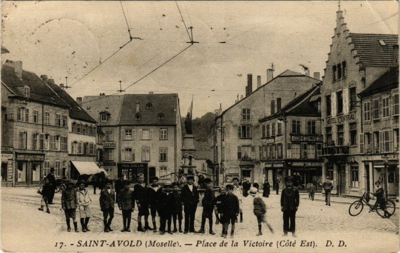 Carte postale ancienne Saint-Avold - Place de la Victoire