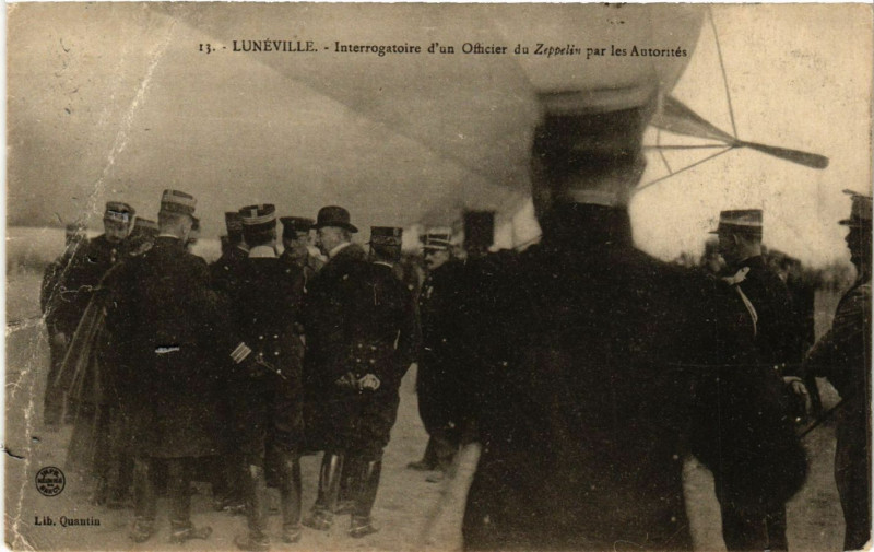Carte postale ancienne Luneville - Lunéville - Interrogatoire d'un Officier du Zeppelin à Lunéville