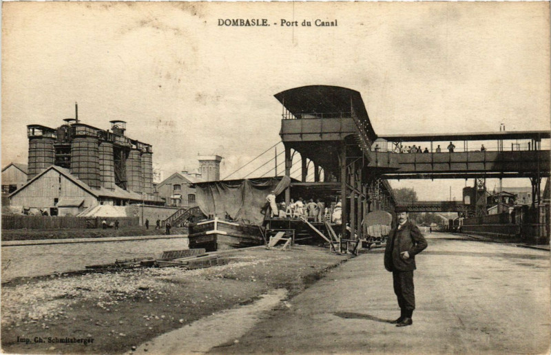 Carte postale ancienne Dombasle - Port du Canal