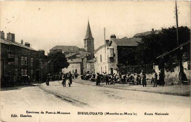 Carte postale ancienne Dieulouard - Environs de Pont-a-Mousson - Route Nationale à Dieulouard