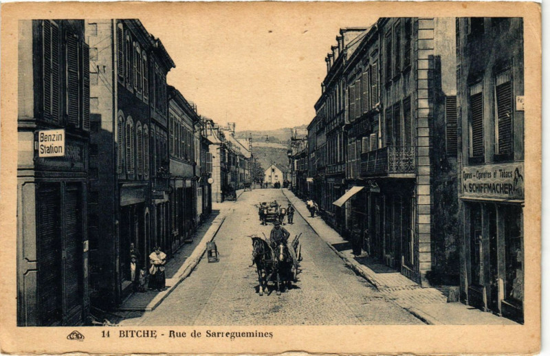 Carte postale ancienne Bitche - Rue de Sarreguemines
