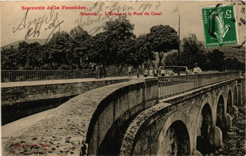 Carte postale ancienne Arnaville - L'Ecluse et le Pont du Canal à Arnaville