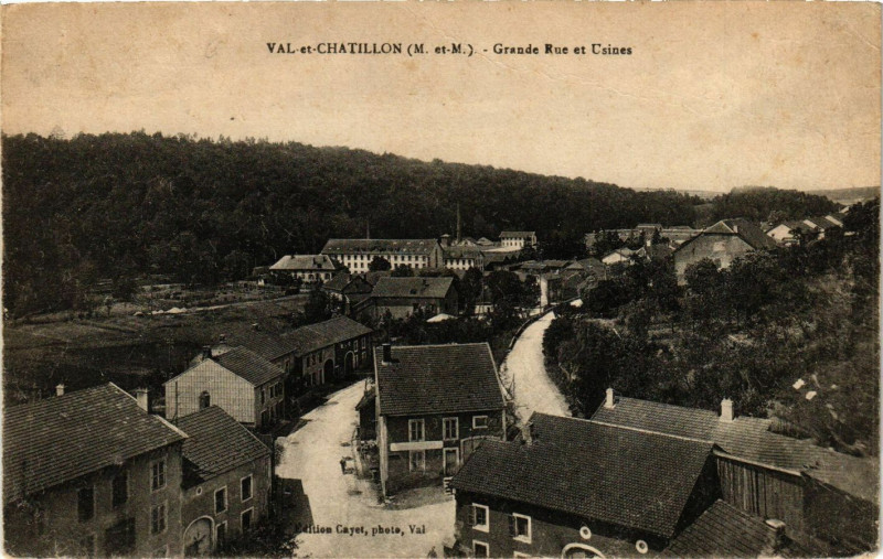 Carte postale ancienne Val-et-Chatillon - Grande Rue et Usines à Val-et-Châtillon