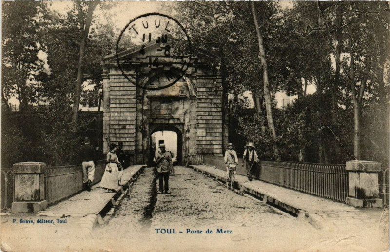 Carte postale ancienne Toul - Porte de Metz à Toul