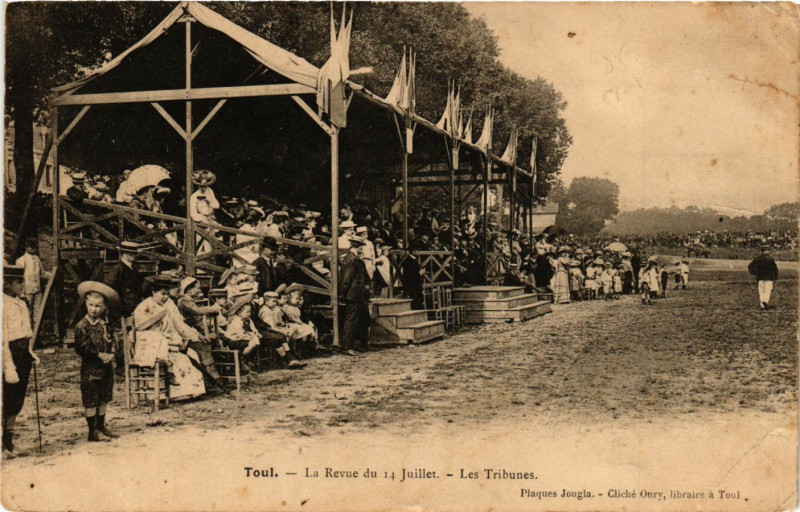 Carte postale ancienne Toul - La Revue du 14 Juillet - Les Tribunes à Toul