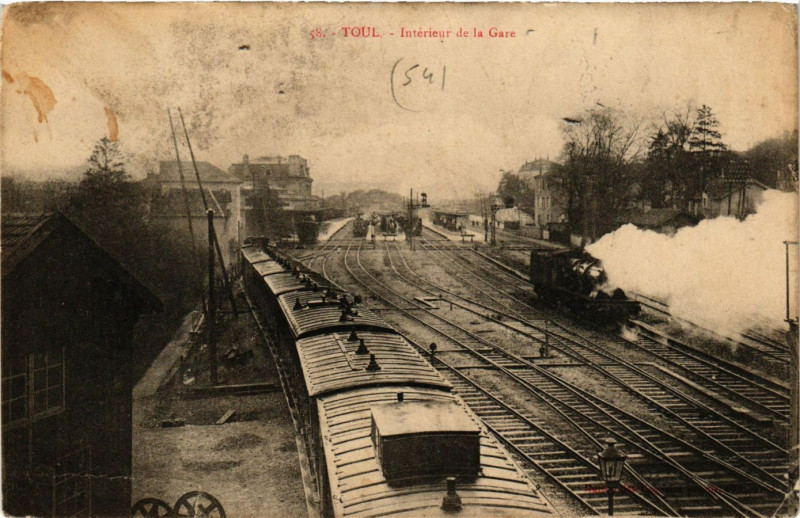 Carte postale ancienne Toul - Interieur de la Gare à Toul