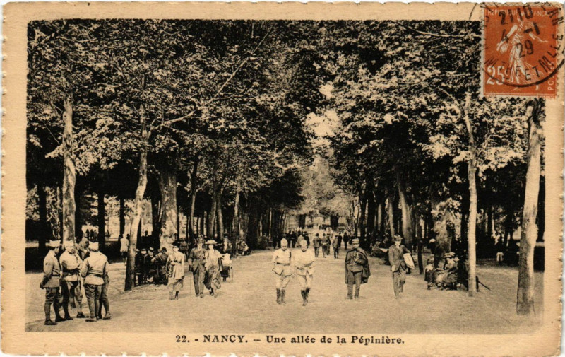 Carte postale ancienne Nancy - Une Allée de la Pepiniere à Nancy