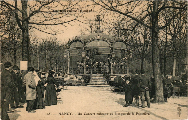 Carte postale ancienne Nancy - Un Concert Militaire au Kiosque de la Pepiniere à Nancy
