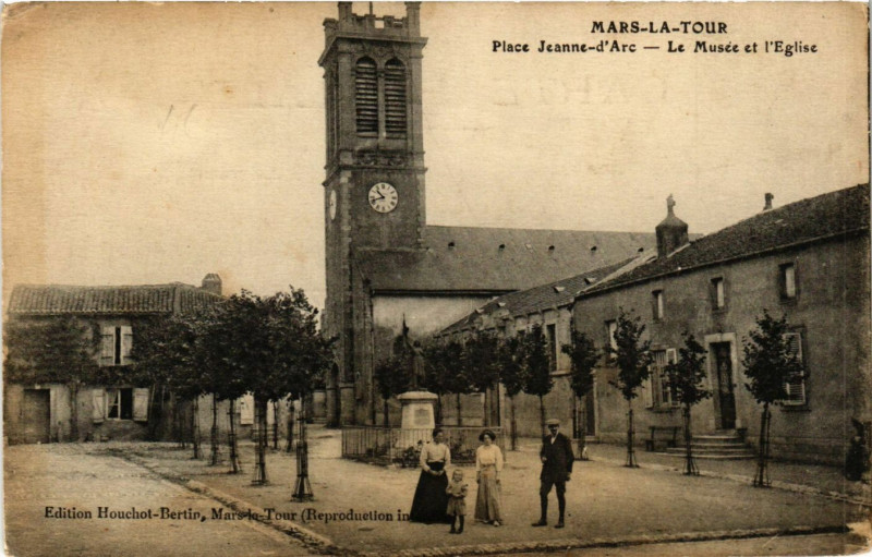 Carte postale ancienne Mars-la-Tour - Place Jeanne-d'Arc - Le Musée et l'Eglise à Mars-la-Tour