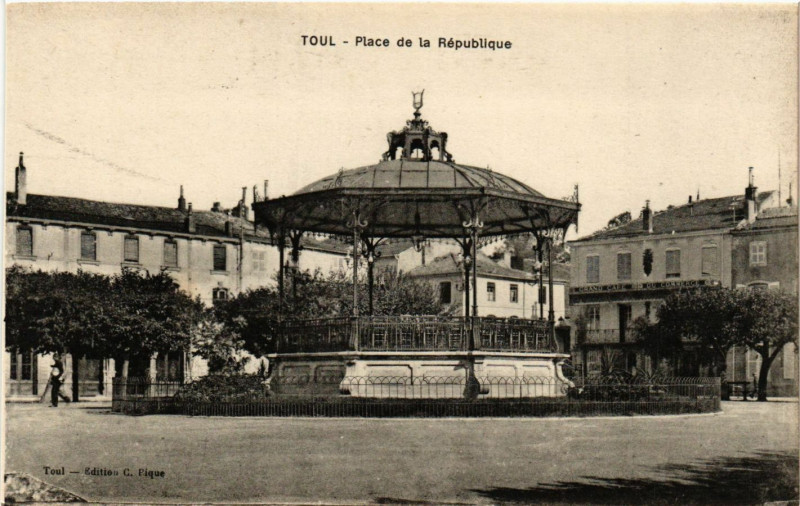 Carte postale ancienne Toul - Place de la Republique à Toul