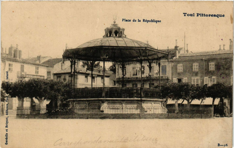 Carte postale ancienne Toul - Place de la Republique à Toul