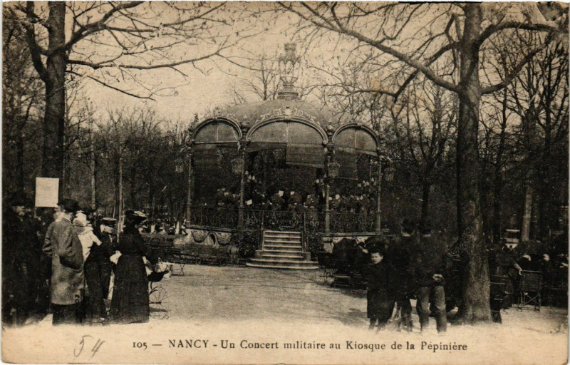 Carte postale ancienne Nancy - Un concert militaire au Kisoque de la Pepiniere à Nancy