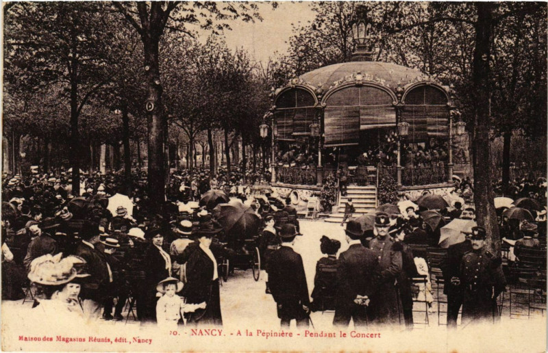 Carte postale ancienne Nancy - Pendant le Concert à Nancy