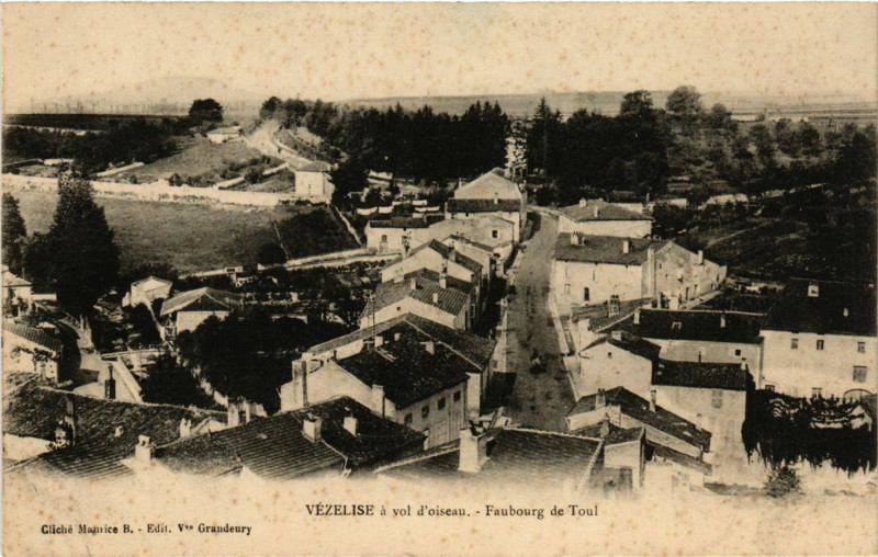 Carte postale ancienne Vezelise - Faubourg de Toul à Vézelise