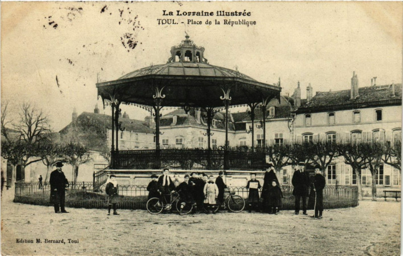 Carte postale ancienne Toul - Place de la Republique à Toul