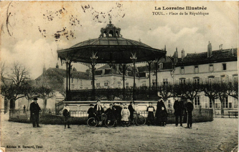 Carte postale ancienne Toul - Place de la Republique à Toul