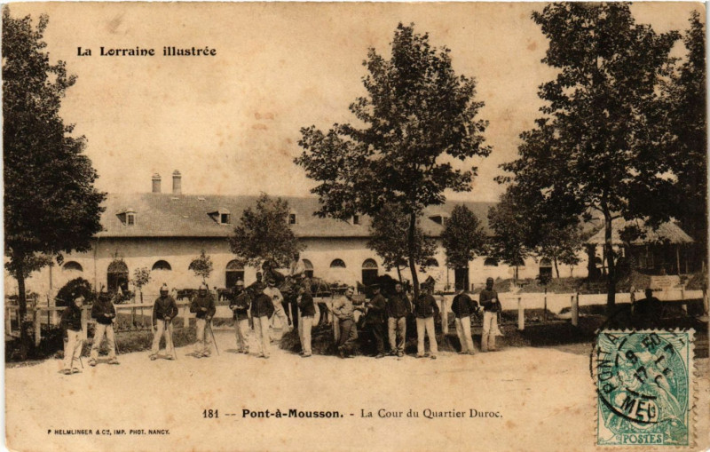 Carte postale ancienne Pont a Mousson - La Cour du Quartier Duroc à Pont-à-Mousson