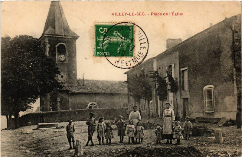 Carte postale ancienne Villey le Sec - Place de l'Eglise à Villey-le-Sec