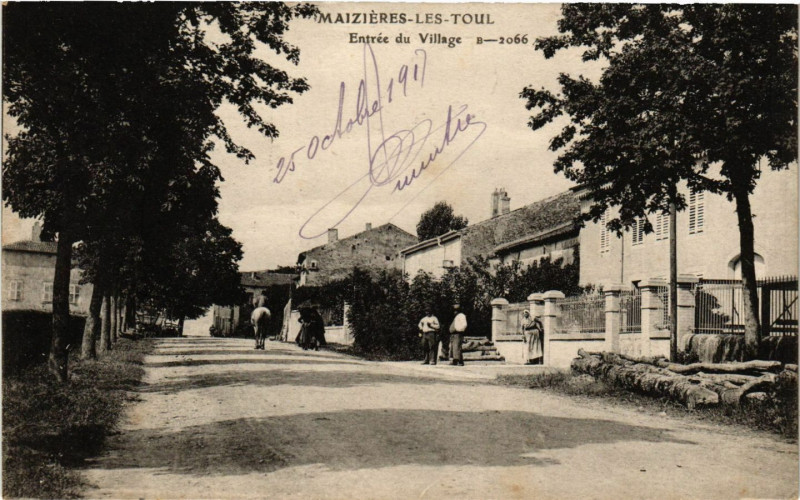Carte postale ancienne Entree du Village