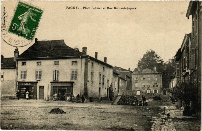 Carte postale ancienne Plagny - Place Fabvier