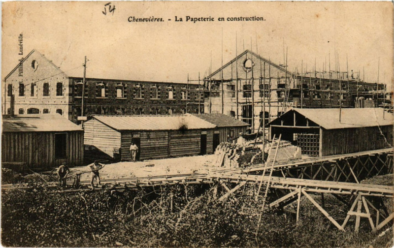 Carte postale ancienne Chenevieres - La Papeterie en construction à Chenevières