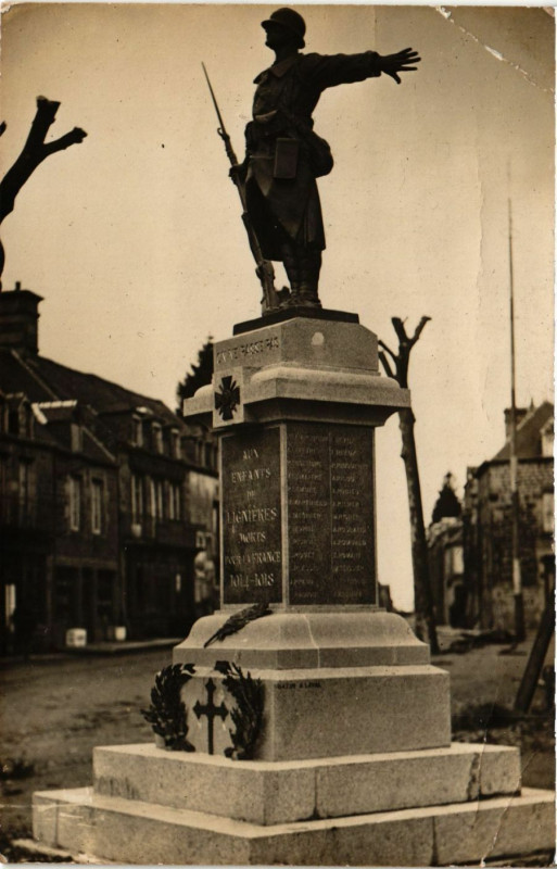 Carte postale ancienne Monument eleve a la Memoire
